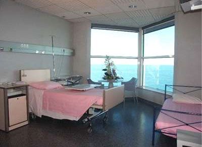 アンジェリーナ・ジョリーが入院したニースの病院の海側の部屋。アンジーはこの部屋に？