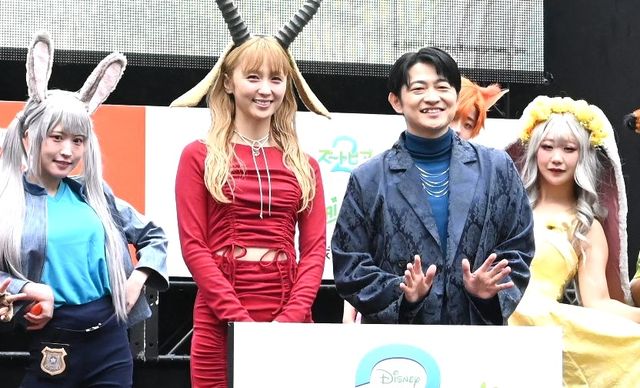 コスプレイヤーたちと登壇したDream Ami と下野紘