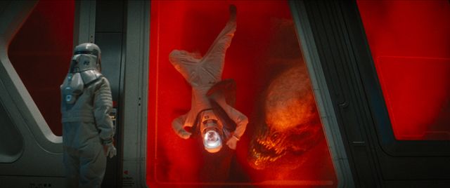 Dレックスが研究員を捕食する『ジュラシック・ワールド/復活の大地』冒頭シーン