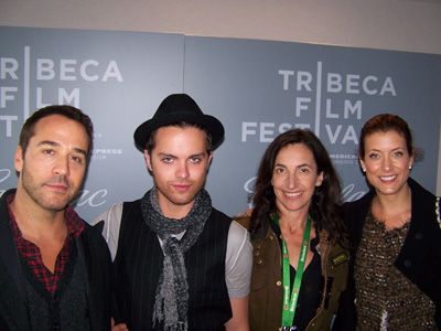 （左から）ジェレミー・ピヴェン、トーマス・デッカー、ギャビー・デラル監督、ケイト・ウォルシュ