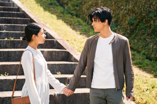 吉沢亮のバックハグ！『ファミリア』アツアツ場面写真4点（2枚目）