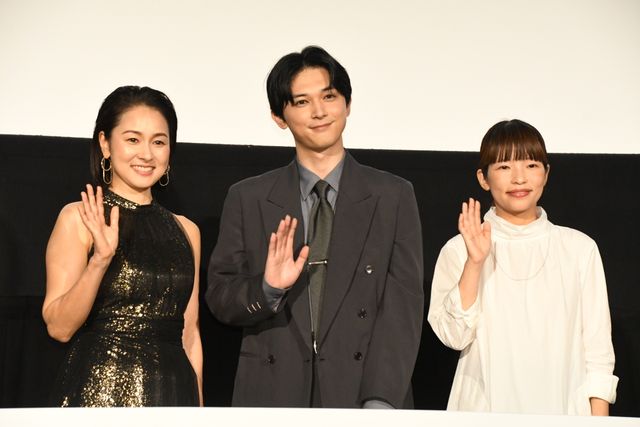 吉沢亮、憧れの監督と！海外映画祭に続々出品『ぼくが生きてる、ふたつの世界』完成披露：フォトギャラリー