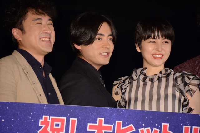 山田孝之＆長澤まさみ、ヒット祈願で鏡開き！『50回目のファーストキス』公開記念舞台あいさつ（17枚目）