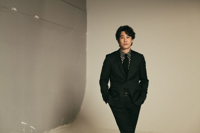 大泉洋、黒の装いで…インタビュー撮りおろしカット【7枚】（2枚目）