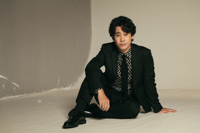 大泉洋、黒の装いで…インタビュー撮りおろしカット【7枚】（3枚目）