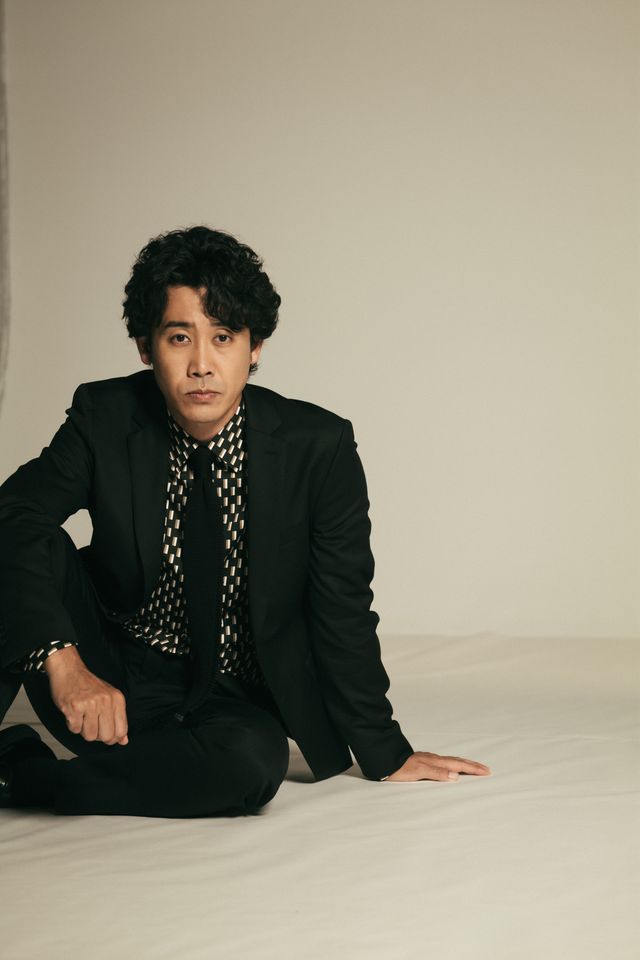 大泉洋、黒の装いで…インタビュー撮りおろしカット【7枚】（4枚目）