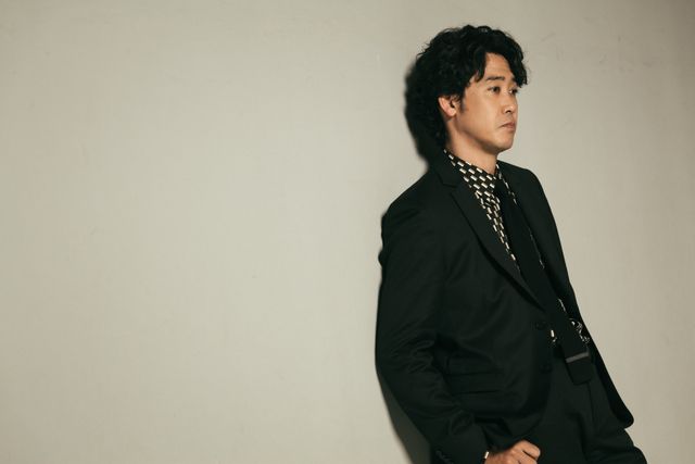 大泉洋、黒の装いで…インタビュー撮りおろしカット【7枚】（5枚目）