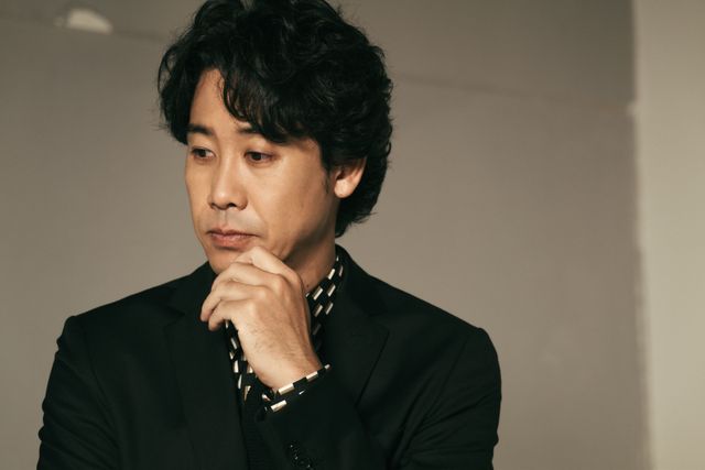 大泉洋、黒の装いで…インタビュー撮りおろしカット【7枚】（6枚目）