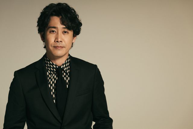 大泉洋、黒の装いで…インタビュー撮りおろしカット【7枚】（7枚目）