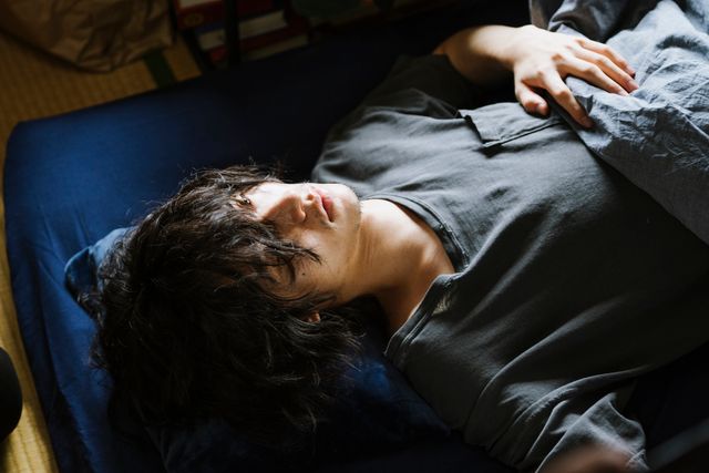 山崎賢人の憂いを含んだ横顔…『劇場』場面カット：フォトギャラリー