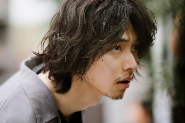 山崎賢人の憂いを含んだ横顔…『劇場』場面カット（2枚目）