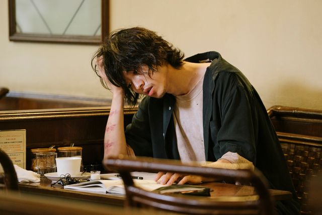 山崎賢人の憂いを含んだ横顔…『劇場』場面カット（3枚目）