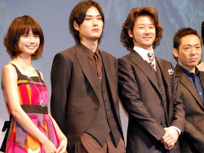 撮影ウラ話に花をさかせた（左から）宮崎あおい、松田龍平、浅野忠信、香川照之