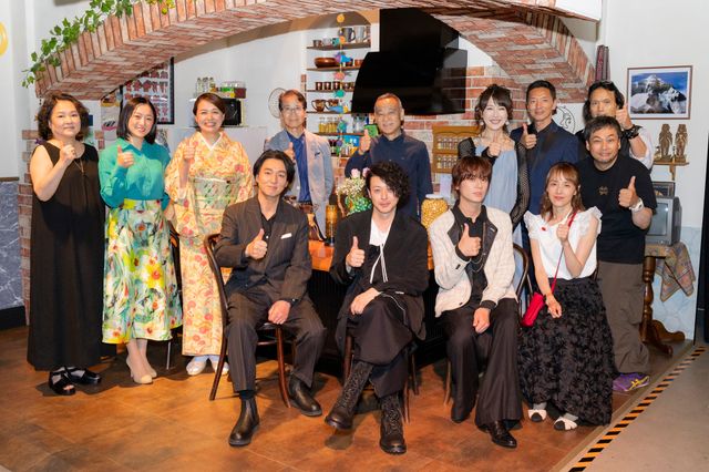 全員でサムズアップ！喫茶ポレポレの再現セットで記念撮影する「仮面ライダークウガ」オリジナルキャスト