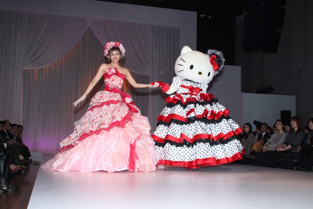 神田うのがウエディングドレス姿を披露！新作発表会フォトギャラリー（4枚目）