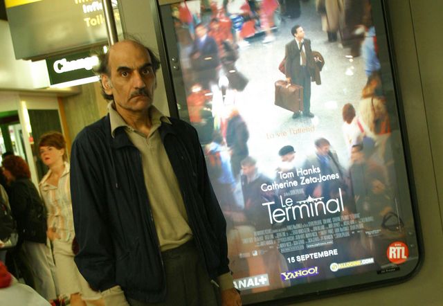 ナセリさんと『ターミナル』のポスター（2004年）