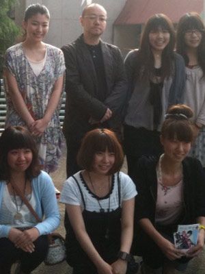 モデルとなった三島高校書道部OGと共に記念撮影をした成海璃子（左端）と猪股隆一監督