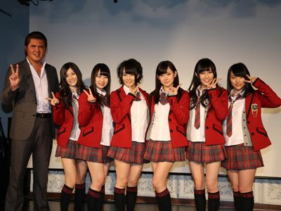 （左から）竹内力、NMB48の上西恵、小笠原茉由、山本彩、渡辺美優記、矢倉楓子、小谷里歩
