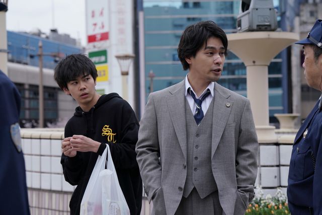 黒崎煌代が演じる曽我部聡太と、柳楽優弥が演じる弁護士・九条間人