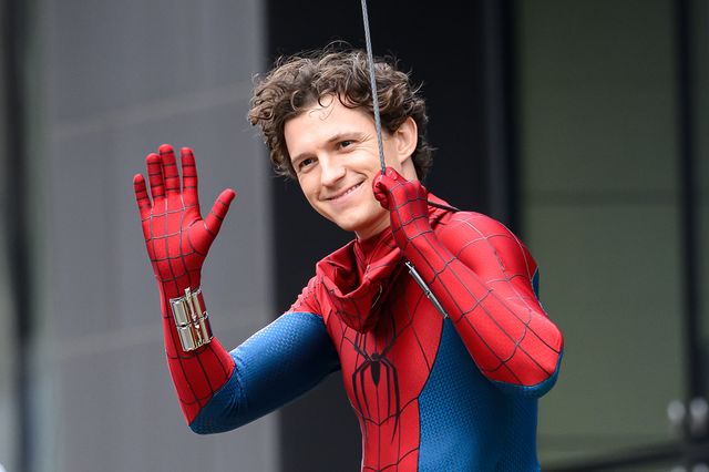 『スパイダーマン:ブランド・ニュー・デイ』撮影中にファンに手を振るトム・ホランド