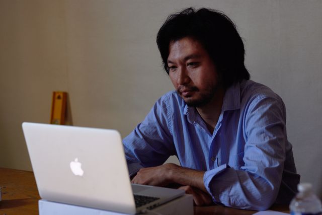 西島秀俊＆青木崇高、黒沢清監督『蛇の道』メイキング・場面写真（2枚目）