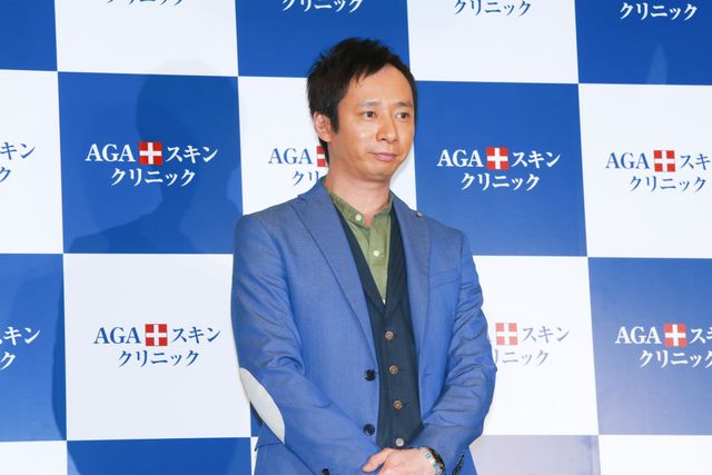 再々婚のいしだ壱成、左手の薬指に結婚指輪！「AGAスキンクリニック発毛大使就任記者発表」（2枚目）