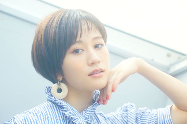 日だまりの中で…前田敦子『くれなずめ』インタビューカット（2枚目）