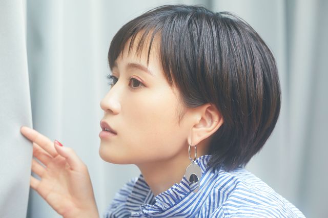 日だまりの中で…前田敦子『くれなずめ』インタビューカット（8枚目）