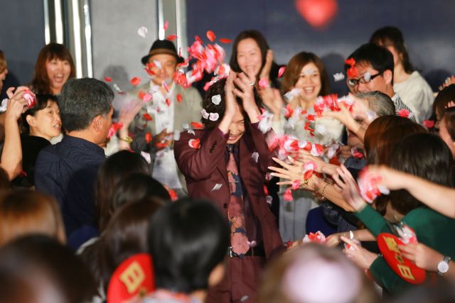 綾野剛、フラワーシャワーに笑顔！『日本で一番悪い奴ら』大ヒット記念イベント写真ギャラリー：フォトギャラリー