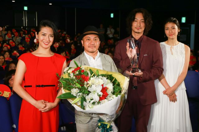 綾野剛、フラワーシャワーに笑顔！『日本で一番悪い奴ら』大ヒット記念イベント写真ギャラリー（2枚目）