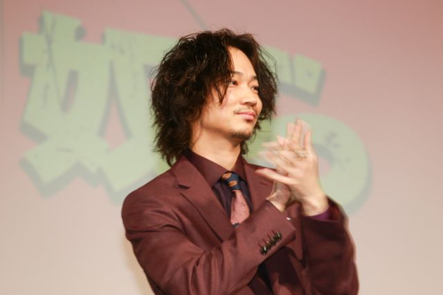 綾野剛、フラワーシャワーに笑顔！『日本で一番悪い奴ら』大ヒット記念イベント写真ギャラリー（3枚目）