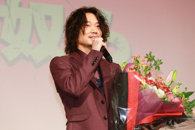 綾野剛、フラワーシャワーに笑顔！『日本で一番悪い奴ら』大ヒット記念イベント写真ギャラリー（5枚目）