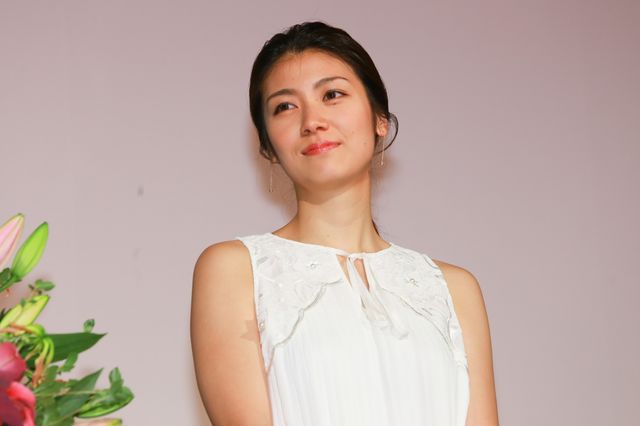 綾野剛、フラワーシャワーに笑顔！『日本で一番悪い奴ら』大ヒット記念イベント写真ギャラリー（6枚目）