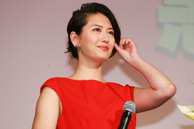 綾野剛、フラワーシャワーに笑顔！『日本で一番悪い奴ら』大ヒット記念イベント写真ギャラリー（7枚目）