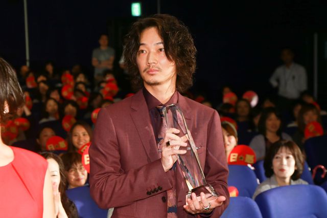 綾野剛、フラワーシャワーに笑顔！『日本で一番悪い奴ら』大ヒット記念イベント写真ギャラリー（8枚目）