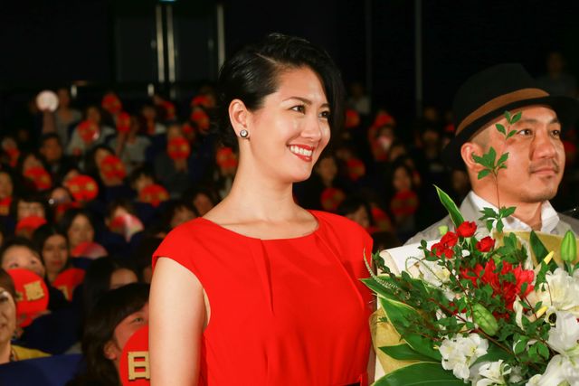 綾野剛、フラワーシャワーに笑顔！『日本で一番悪い奴ら』大ヒット記念イベント写真ギャラリー（9枚目）