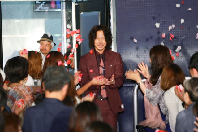 綾野剛、フラワーシャワーに笑顔！『日本で一番悪い奴ら』大ヒット記念イベント写真ギャラリー（10枚目）