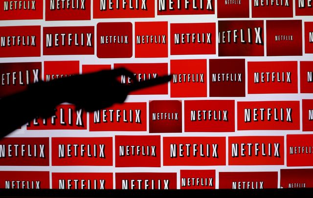 米テレビ配信サービスを利用する視聴者の大半はコンテンツを一度に平均4時間視聴するなど、テレビ視聴トレンドが変化している。写真はNetflixのロゴ、2014年撮影