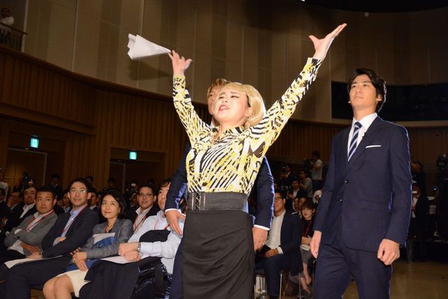 with Bの写真もいっぱい…金髪のブルゾンちえみにビックリ!「WONDA新CM発表会」:フォトギャラリー