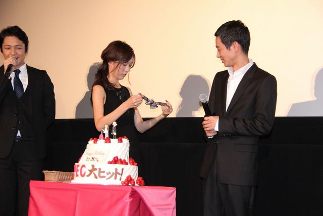39歳迎えた加瀬亮、サプライズの“SPECバースデイケーキ”に感激！　戸田恵梨香もにんまり　画像ギャラリー（7枚目）