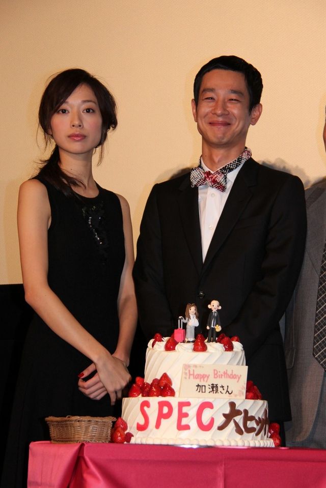 39歳迎えた加瀬亮、サプライズの“SPECバースデイケーキ”に感激！　戸田恵梨香もにんまり　画像ギャラリー（14枚目）