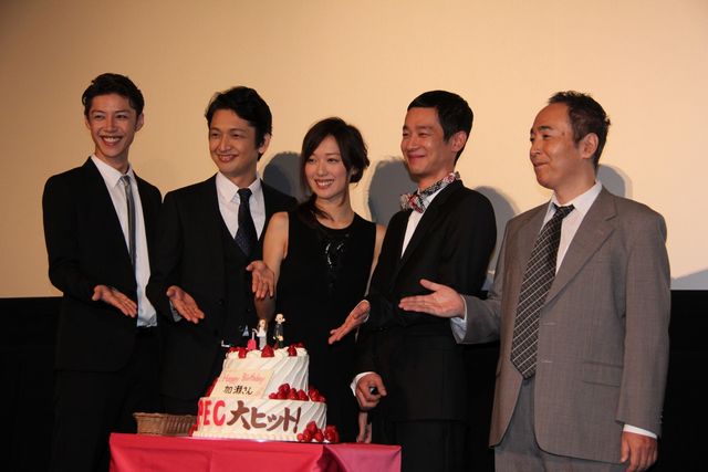 39歳迎えた加瀬亮、サプライズの“SPECバースデイケーキ”に感激！　戸田恵梨香もにんまり　画像ギャラリー（16枚目）