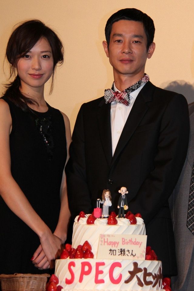 39歳迎えた加瀬亮、サプライズの“SPECバースデイケーキ”に感激！　戸田恵梨香もにんまり　画像ギャラリー（20枚目）