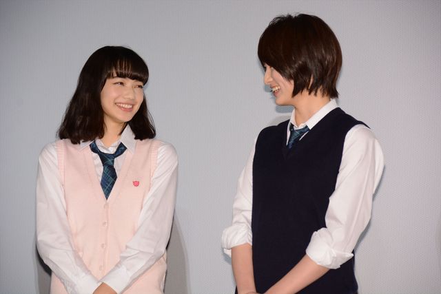 小松菜奈&高月彩良が制服姿で登場!『黒崎くんの言いなりになんてならない』完成披露舞台あいさつ写真ギャラリー