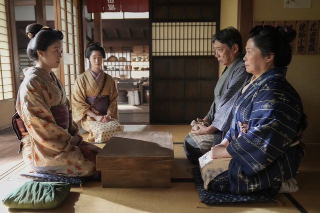 花田旅館の主人・花田平太（生瀬勝久）と妻・ツル（池谷のぶえ）