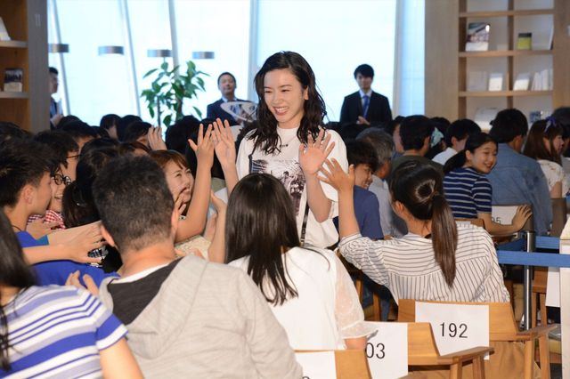 永野芽郁、美少女スマイルさく裂！「『永野芽郁 in 半分、青い。』PHOTO BOOK」発売記念イベント（9枚目）