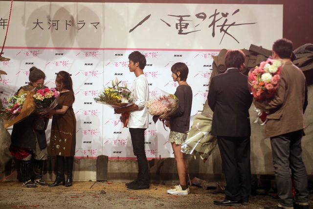 綾瀬はるか、号泣！「八重の桜」クランクアップセレモニー 写真ギャラリー（2枚目）