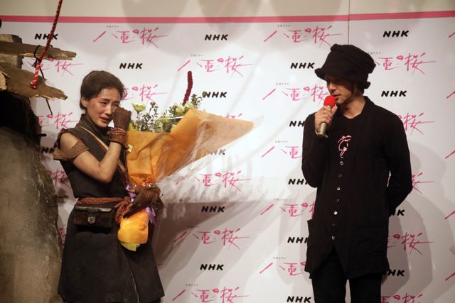 綾瀬はるか、号泣！「八重の桜」クランクアップセレモニー 写真ギャラリー（3枚目）