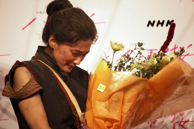 綾瀬はるか、号泣！「八重の桜」クランクアップセレモニー 写真ギャラリー（4枚目）