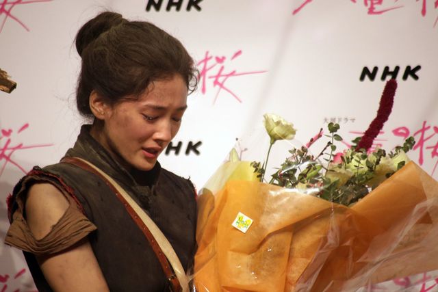 綾瀬はるか、号泣！「八重の桜」クランクアップセレモニー 写真ギャラリー（5枚目）